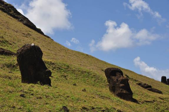 Antigos Moais em Rano Raraku, a fábrica de Moais, parcialmente cobertos pelo tempo. Ainda estavam a venda quando a civilização se perdeu (em Rapa Nui (ou Ilha de Páscoa), território chileno no meio do Oceano Pacífico)